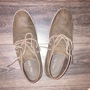 Men’s brown dress shoes